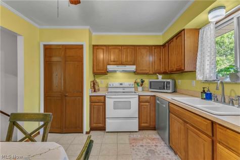 5290 Wellesley Avenue North Olmsted OH 44070