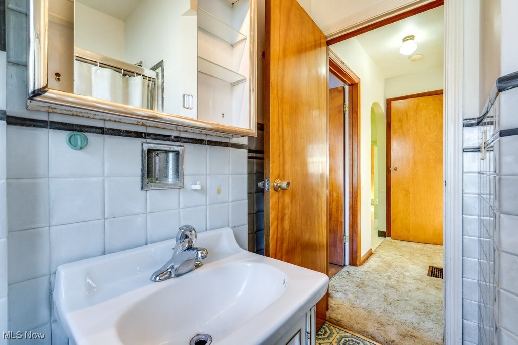 907 E Broadway Street Cuyahoga Falls OH 44221