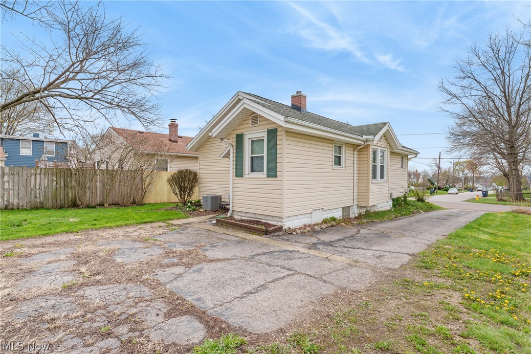 829 Indian Trail Akron OH 44314