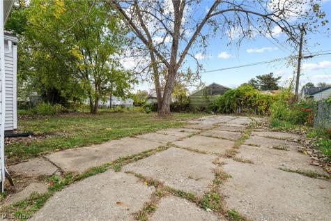 2012 Endrow Avenue NE Canton OH 44705