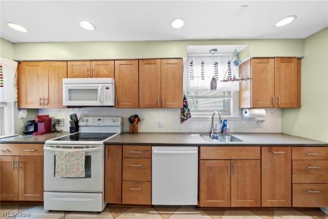 15719 Fernway Avenue Cleveland OH 44111