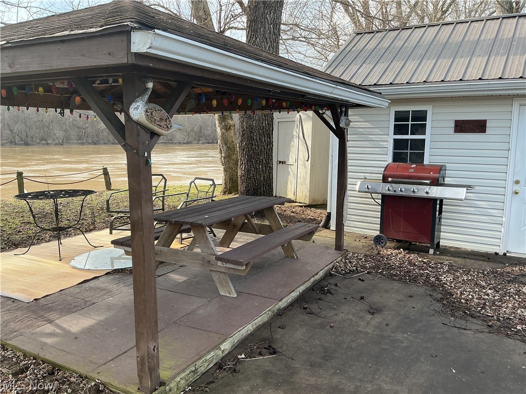 9385 N River Road Dresden OH 43821