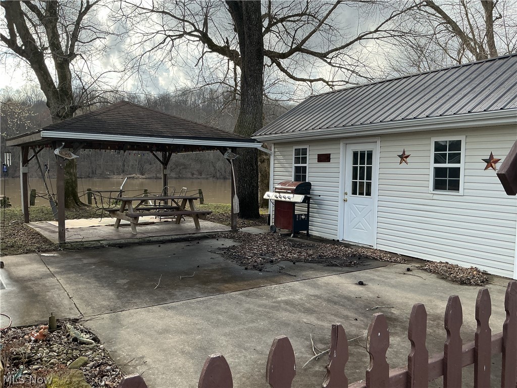 9385 N River Road Dresden OH 43821