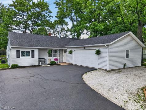 13772 Carlton Street Burton OH 44021