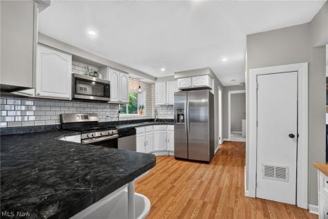 13772 Carlton Street Burton OH 44021