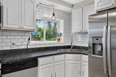 13772 Carlton Street Burton OH 44021