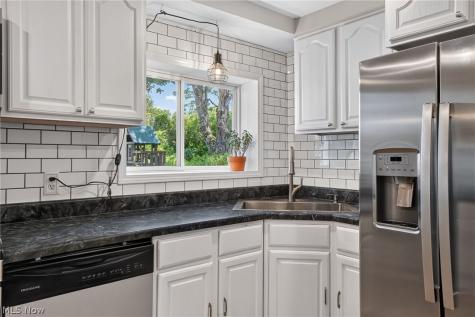 13772 Carlton Street Burton OH 44021