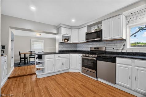13772 Carlton Street Burton OH 44021