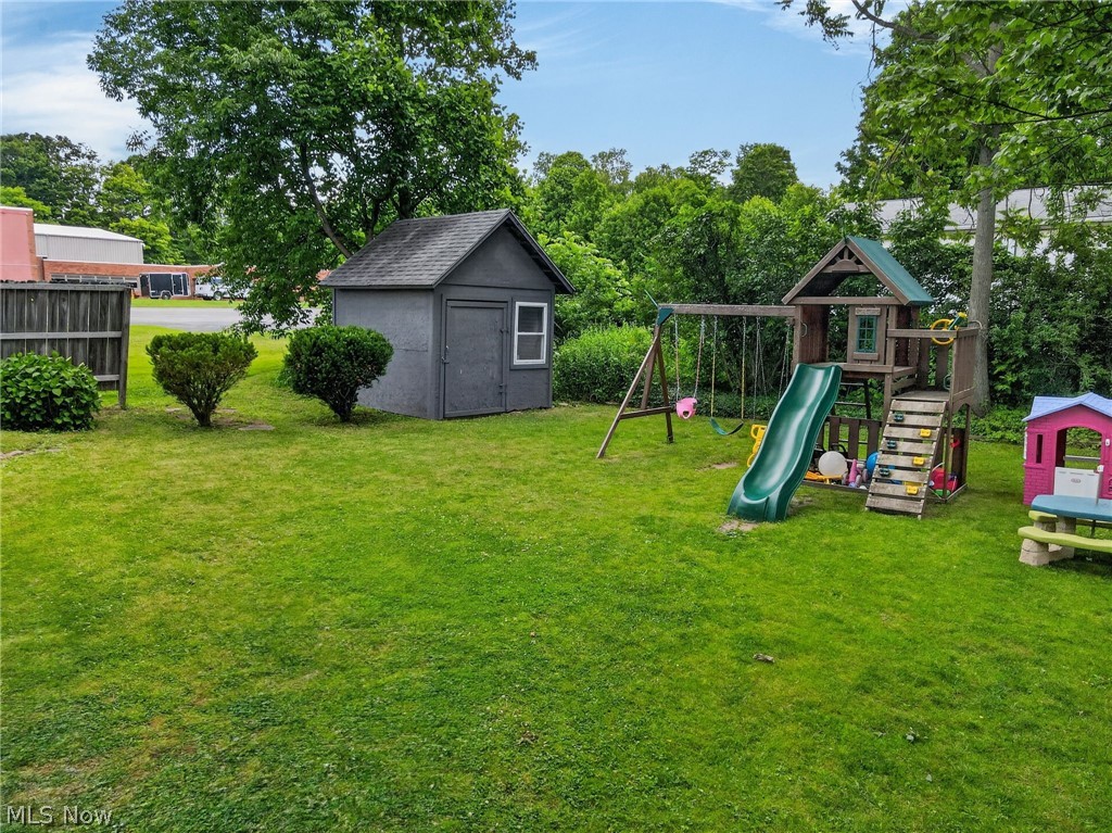 13772 Carlton Street Burton OH 44021