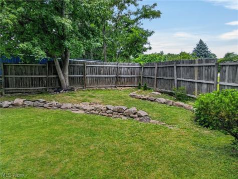 13772 Carlton Street Burton OH 44021