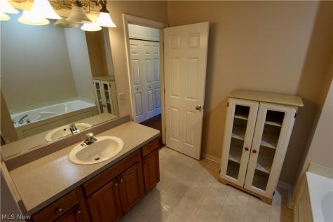 27242 Emerald Oval S Olmsted Twp OH 44138
