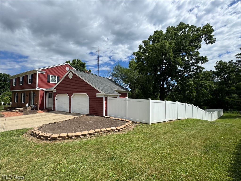 1679 Lakeview Square NE Bolivar OH 44612