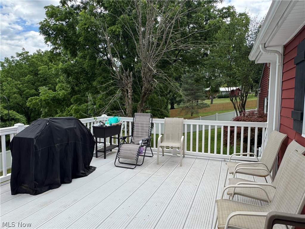 1679 Lakeview Square NE Bolivar OH 44612