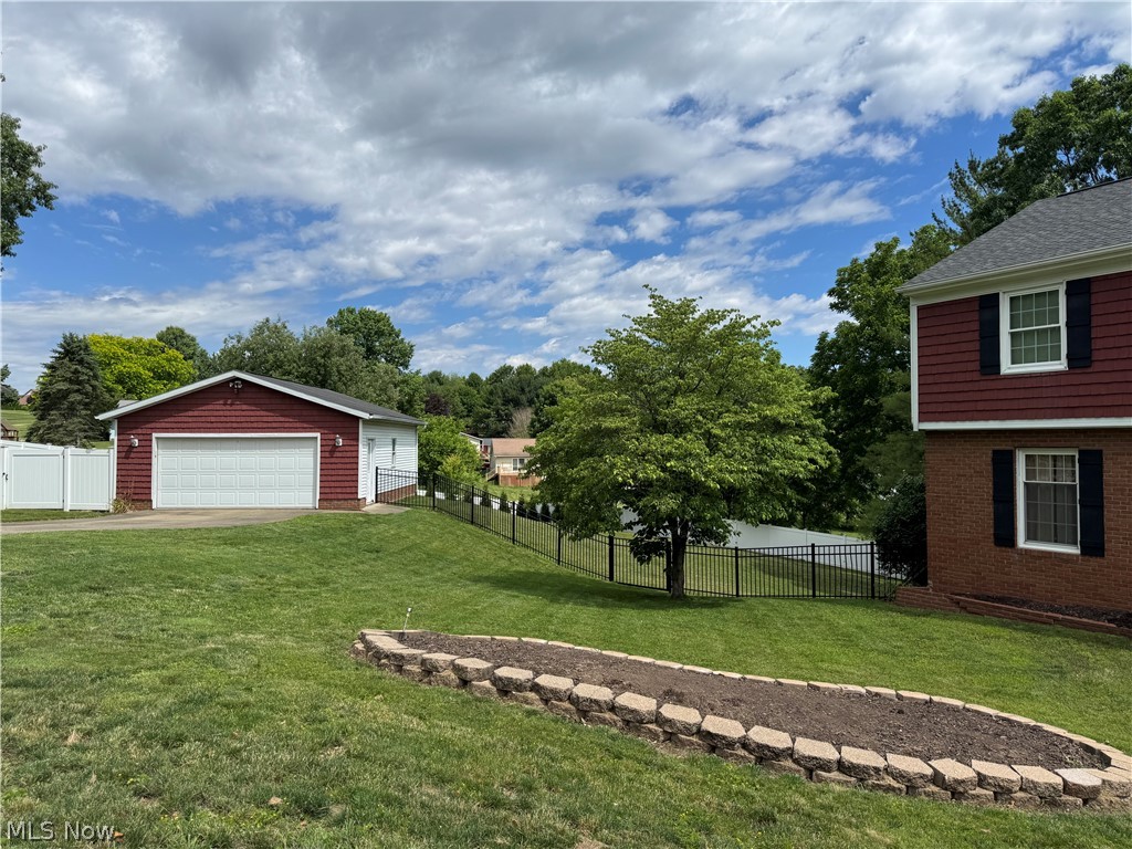 1679 Lakeview Square NE Bolivar OH 44612