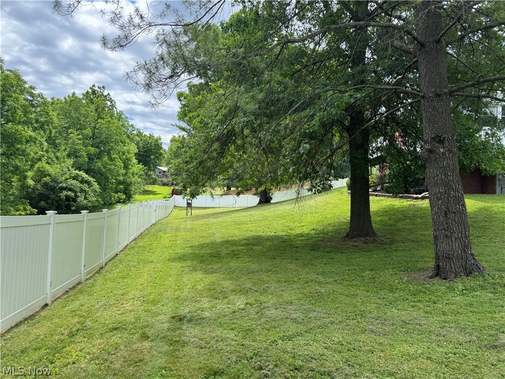 1679 Lakeview Square NE Bolivar OH 44612