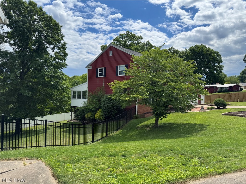 1679 Lakeview Square NE Bolivar OH 44612