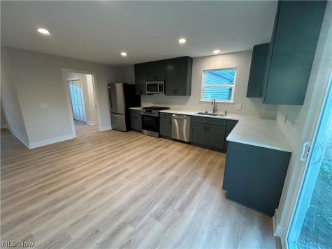 938 East Drive Sheffield Lake OH 44054