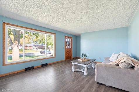 1526 Edmar Street Louisville OH 44641