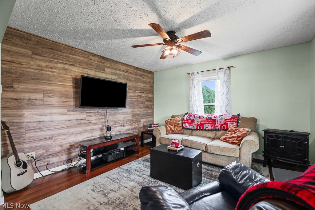 3857 Violand Street Louisville OH 44641