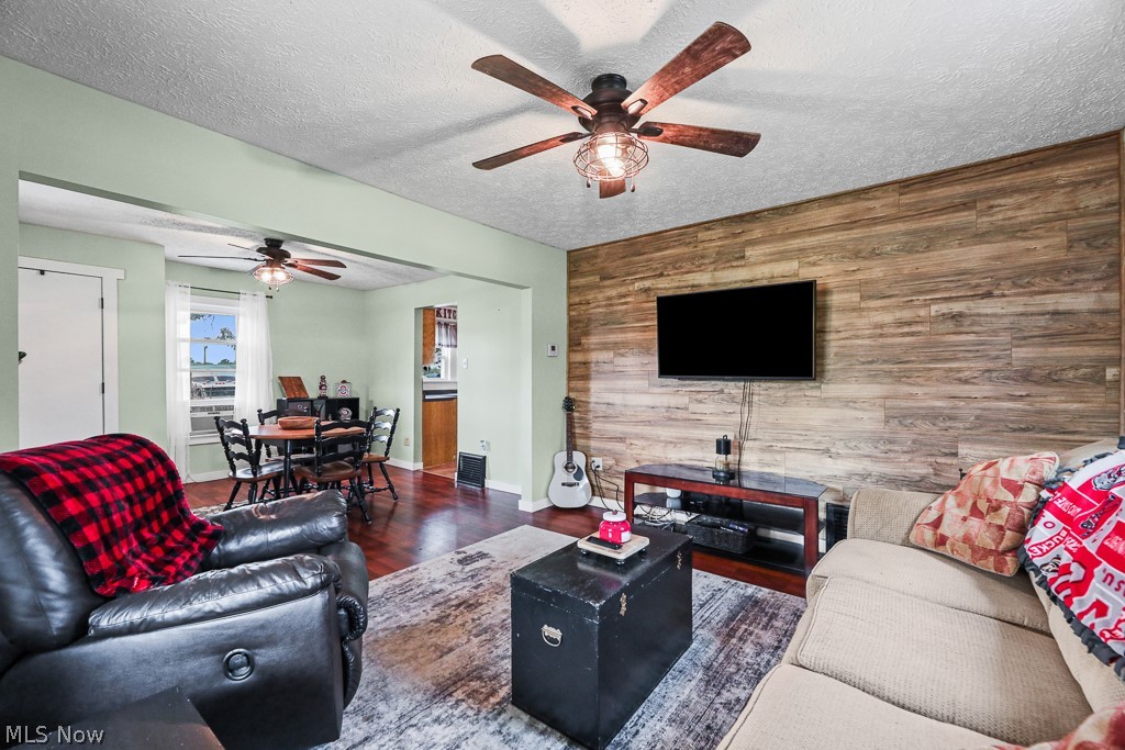 3857 Violand Street Louisville OH 44641
