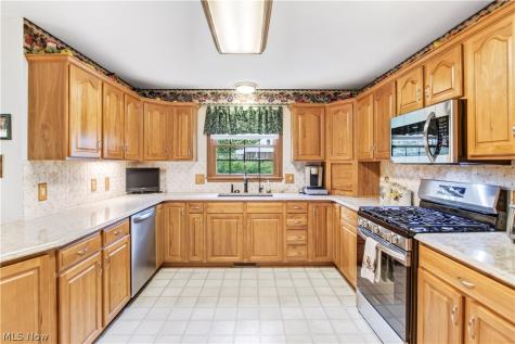 213 Crestland Avenue NW North Canton OH 44720