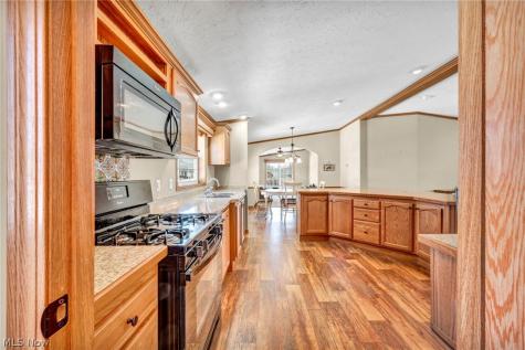 378 Pin Oak Elyria OH 44035