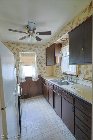 26490 Drakefield Avenue Euclid OH 44132