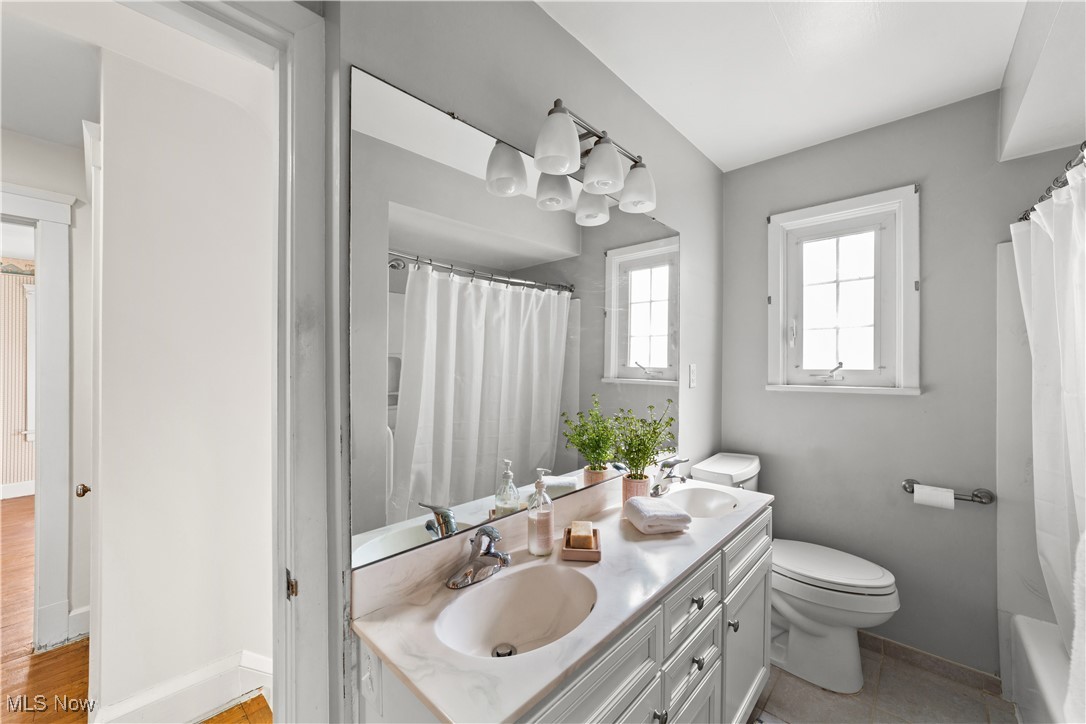 2190 Niagara Drive Lakewood OH 44107