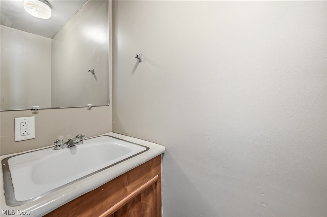 712 Champion Avenue E Warren OH 44483
