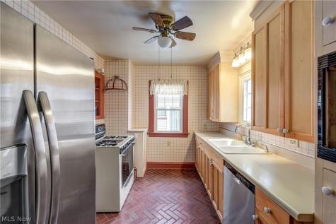 1071 Abbieshire Avenue Lakewood OH 44107