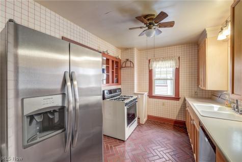 1071 Abbieshire Avenue Lakewood OH 44107