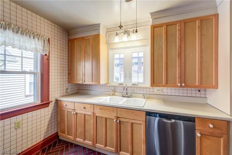 1071 Abbieshire Avenue Lakewood OH 44107