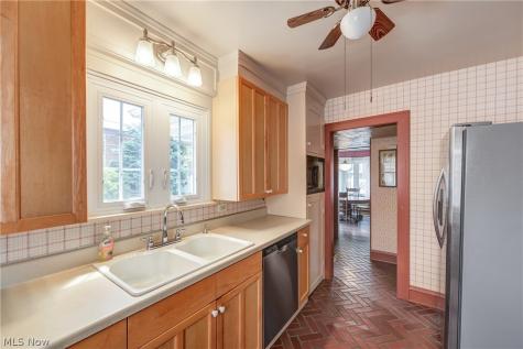 1071 Abbieshire Avenue Lakewood OH 44107