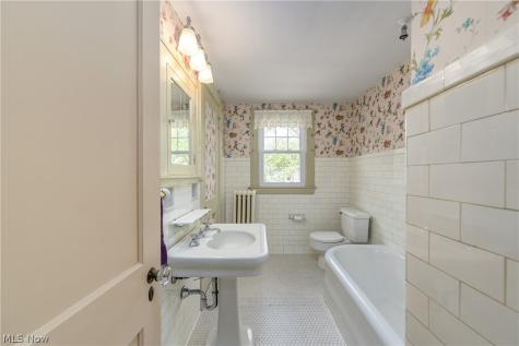 1071 Abbieshire Avenue Lakewood OH 44107