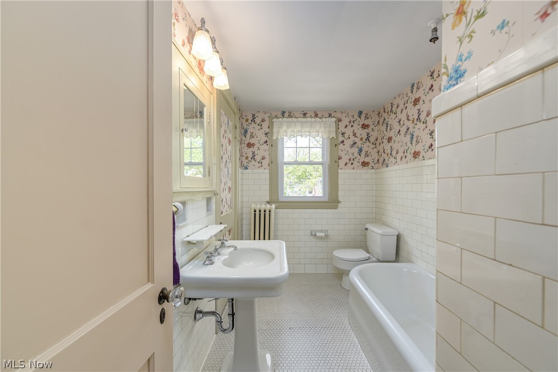 1071 Abbieshire Avenue Lakewood OH 44107