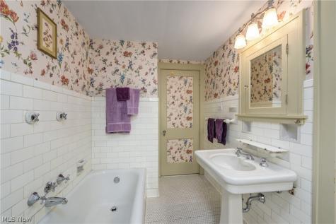 1071 Abbieshire Avenue Lakewood OH 44107