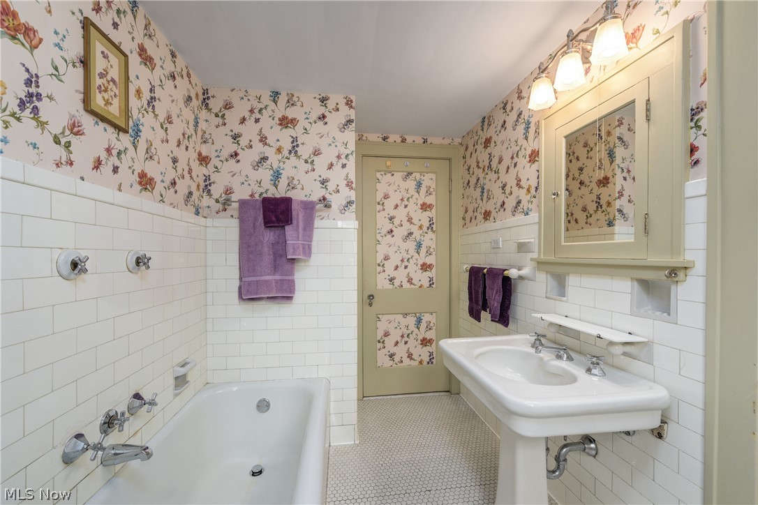1071 Abbieshire Avenue Lakewood OH 44107