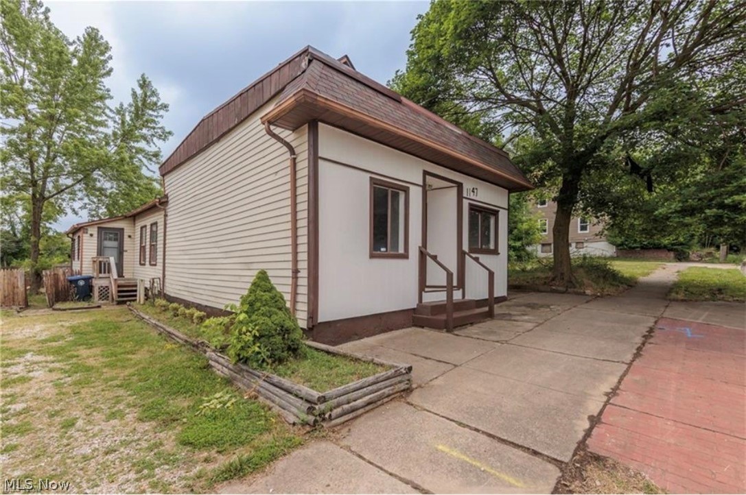 1147 Newton Street Akron OH 44305