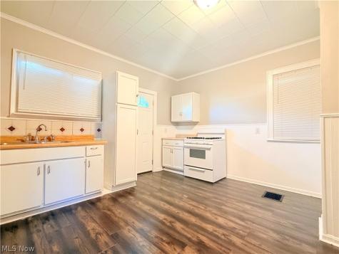 1147 Newton Street Akron OH 44305