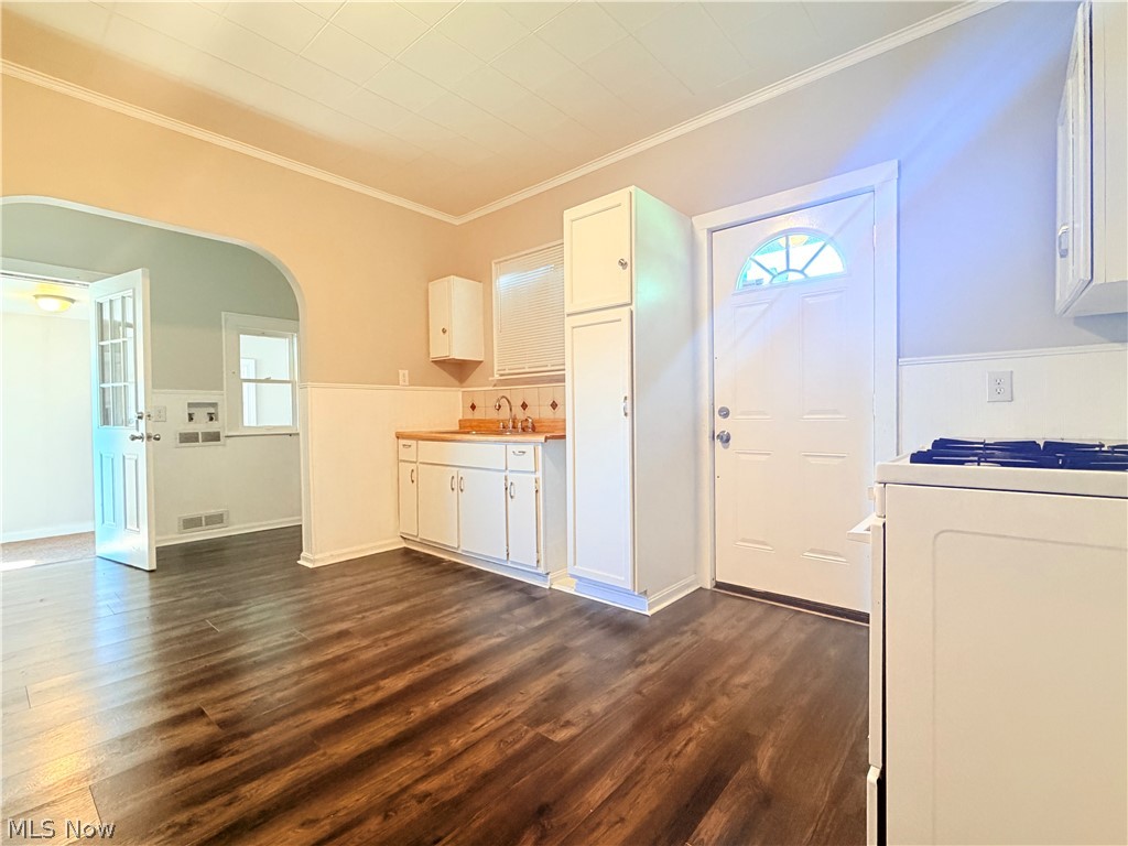 1147 Newton Street Akron OH 44305