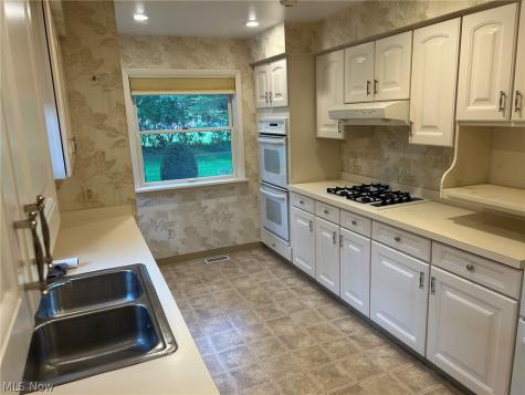 1782 Kenton Circle Lyndhurst OH 44124
