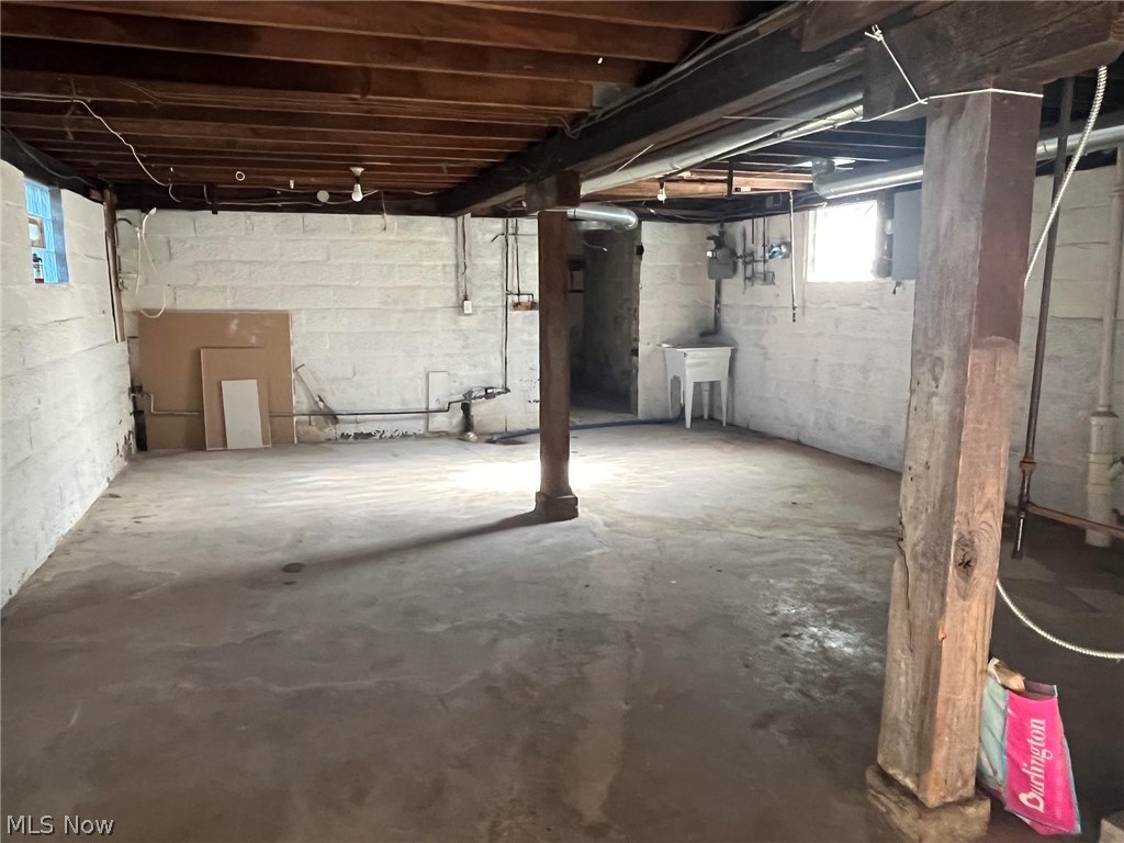 363 Spring Street Struthers OH 44471