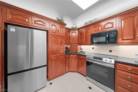 802 Deerfield Lane NE Massillon OH 44646