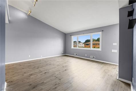 578 E Dartmoor Avenue Seven Hills OH 44131