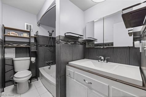 578 E Dartmoor Avenue Seven Hills OH 44131