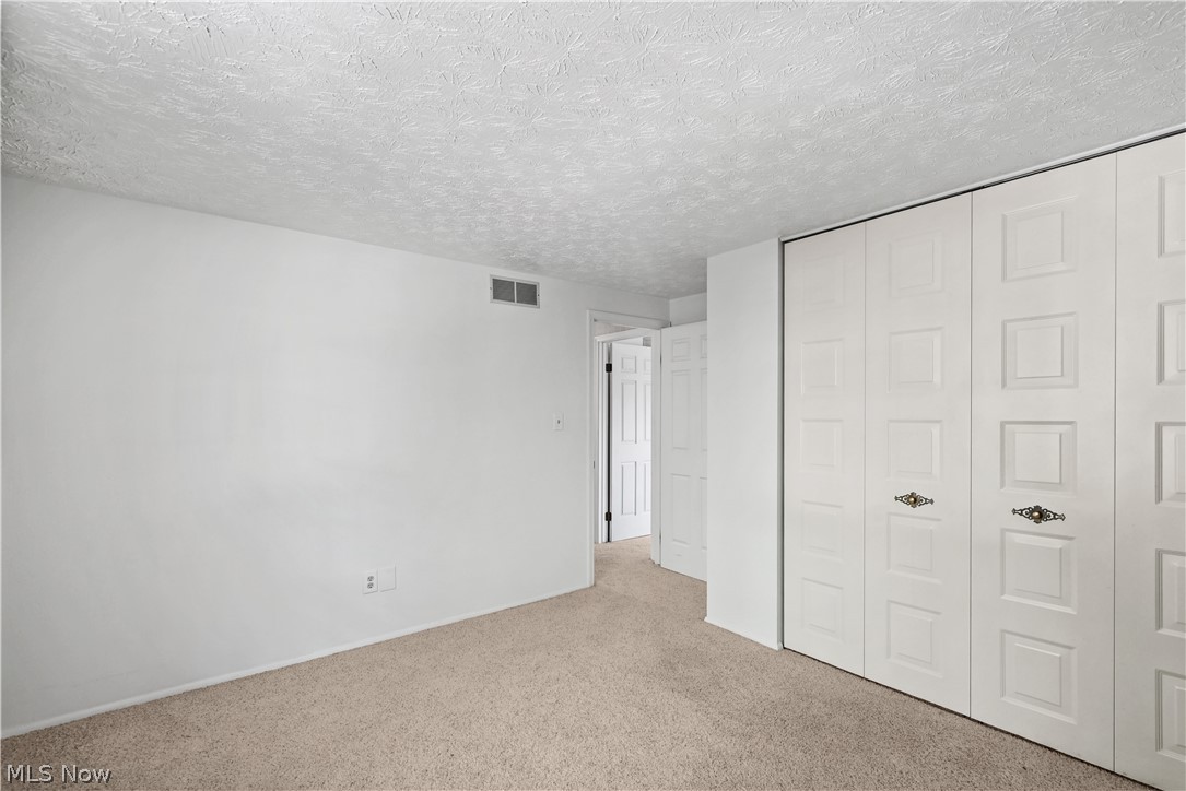 1546 Woodhill Circle NE Warren OH 44484
