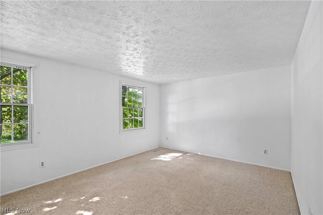 1546 Woodhill Circle NE Warren OH 44484