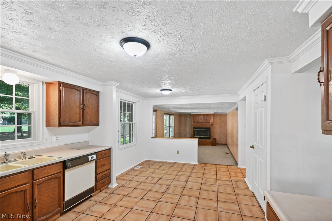 1546 Woodhill Circle NE Warren OH 44484