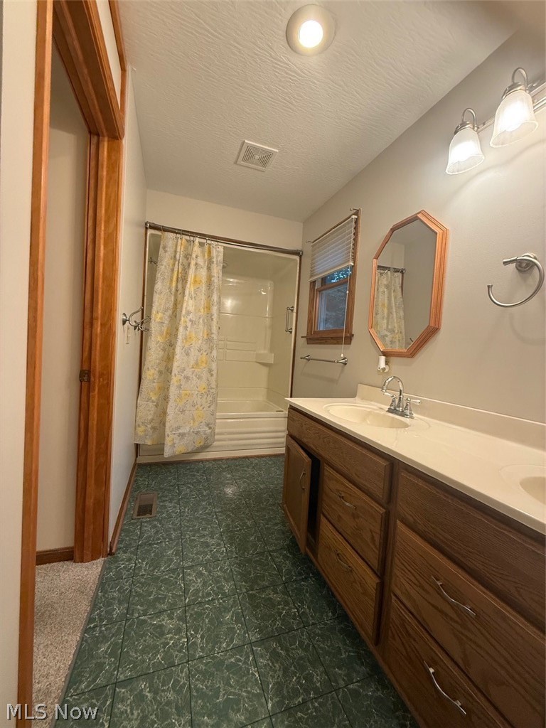 8 Apache Trail Malvern OH 44644
