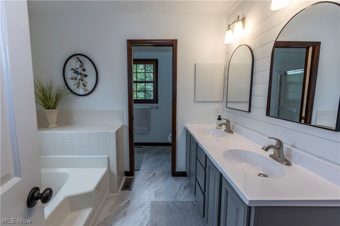 300 Lakeview Circle Aurora OH 44202